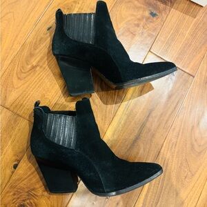 Donald J. Pliner Vale Black Suede Leather Heeled Pull On Boots Sz7M